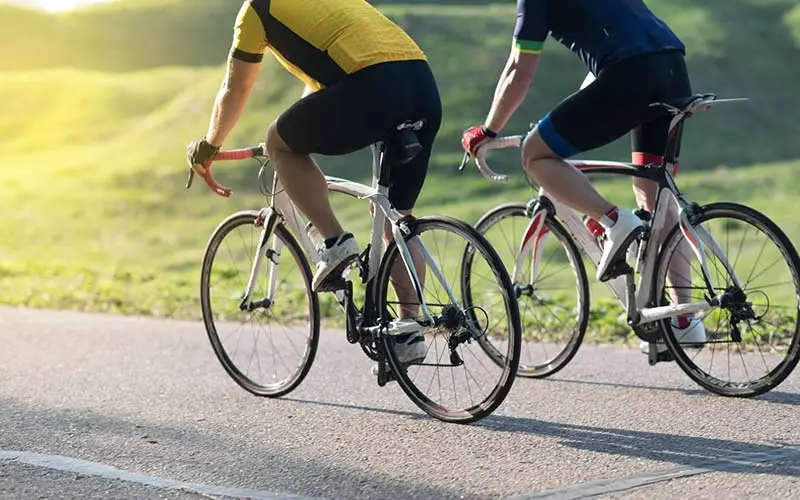 Est-ce que 2 cyclistes peuvent rouler côte à côte ?